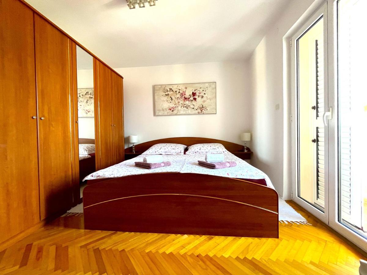 Apartment And Rooms Milak Rab Town Extérieur photo