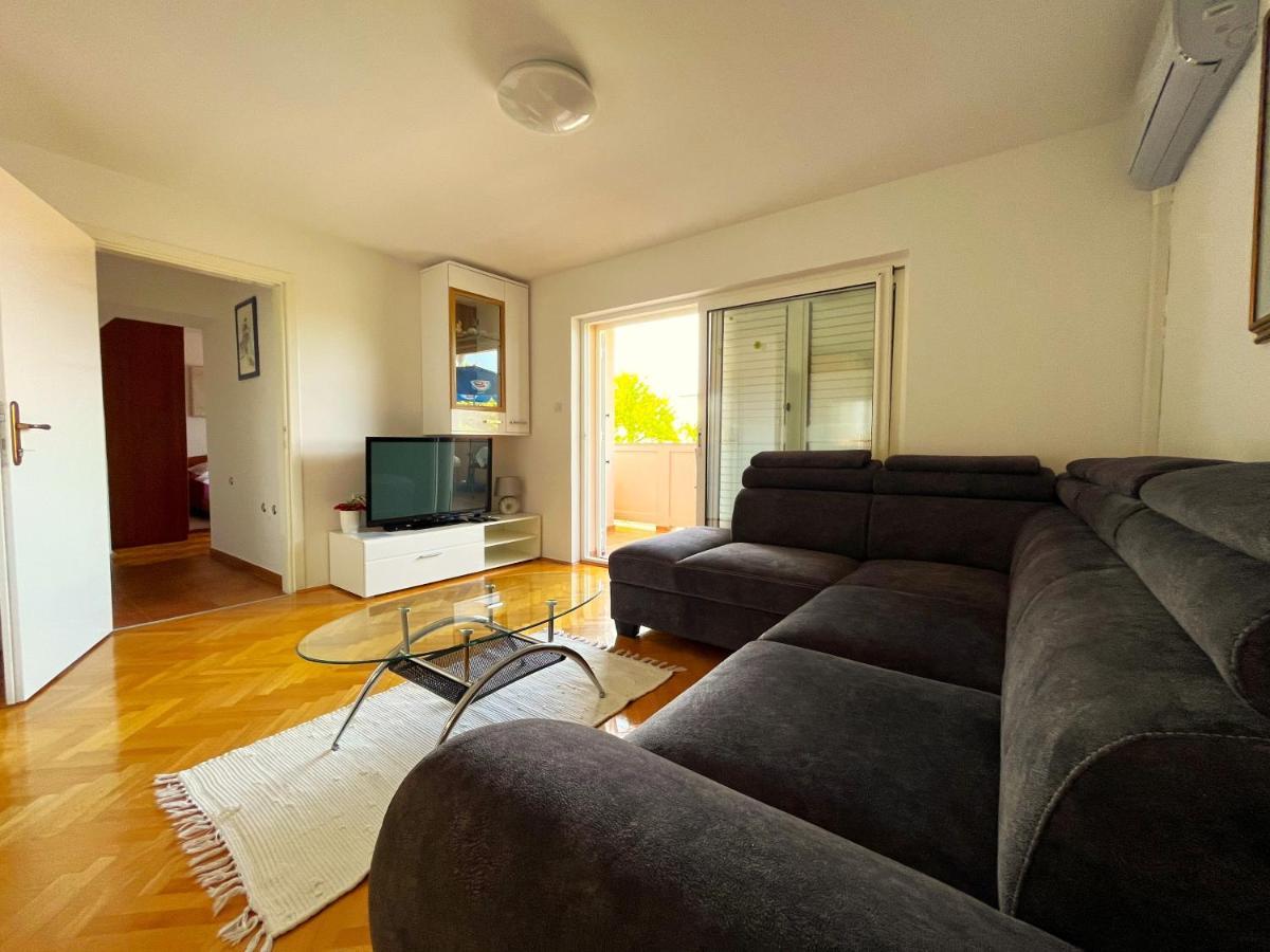 Apartment And Rooms Milak Rab Town Extérieur photo