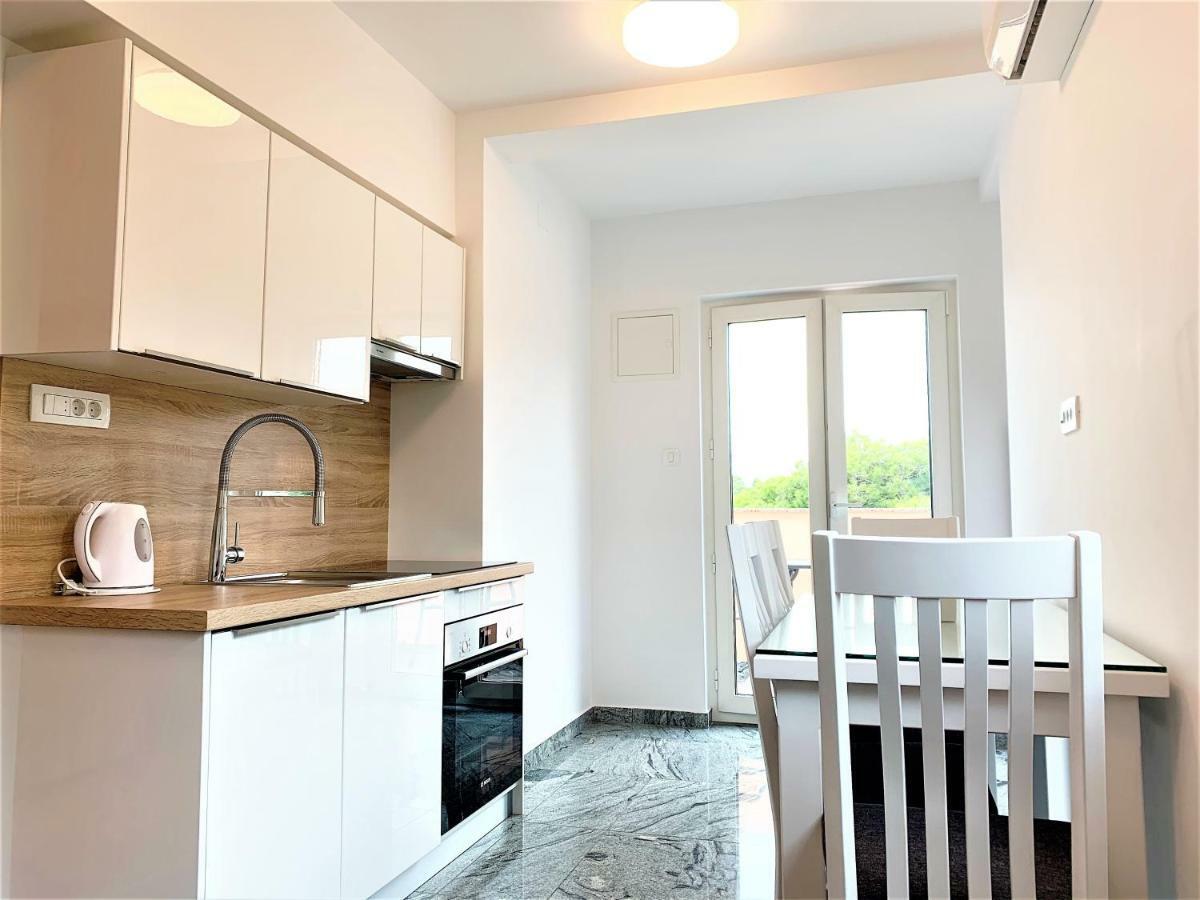 Apartment And Rooms Milak Rab Town Extérieur photo
