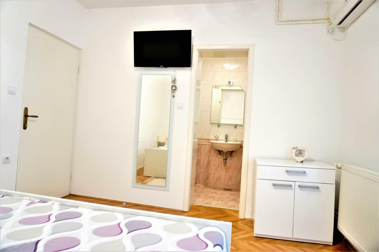 Apartment And Rooms Milak Rab Town Extérieur photo